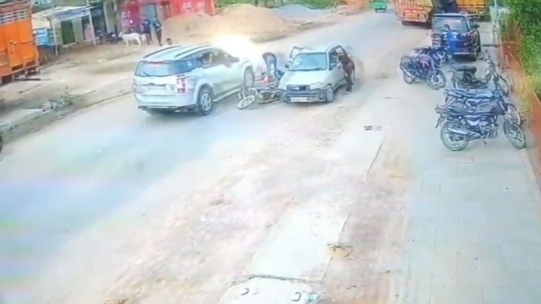 அடப்பாவி..! நடு ரோட்டில் செய்ற வேலையா இது..?பைக்கோடு தூக்கி வீசப்பட்ட தந்தை மகன்.. நொடியில் மேலே ஏறி இறங்கிய கார்… பகீர் வீடியோ..!!!
