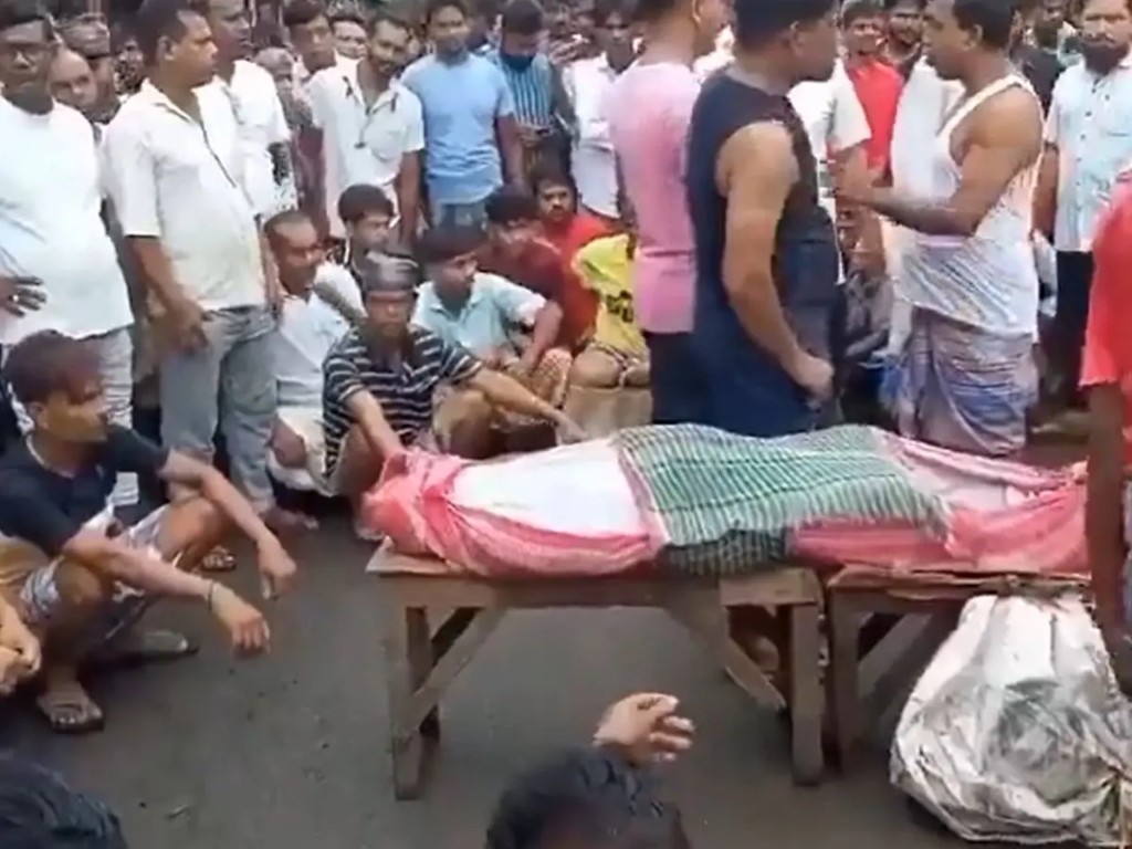 தோழி வீட்டுக்கு போன 12 வயது சிறுமி..! “குளத்தில் சிதைந்த நிலையில் சாக்கு மூட்டையில் பிணமாக்கிய கொடூரம்”… நடுரோட்டில் ஒருவர் அடித்துக் கொலை.. பரபரப்பு வீடியோ..!
