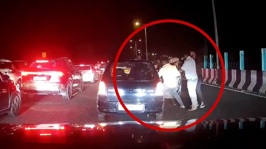 நடுரோட்டில் இம்புட்டு துணிச்சலா..? “கையெடுத்து கும்பிட்டு கெஞ்சி அழுத பெண்”.. இழுத்துப் போட்டு கொடூரமாக தாக்கிய கும்பல்… பரபரப்பு வீடியோ..!