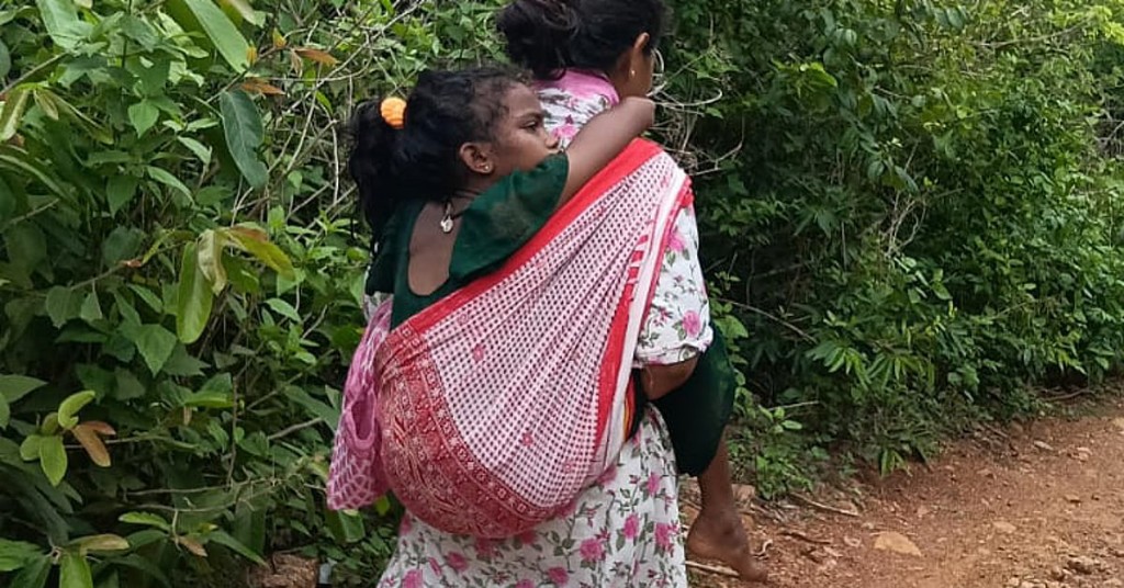 காய்ச்சலால் துடிதுடித்த 7-ம் வகுப்பு மாணவி..! 6 கி.மீ தூரம் தோளில் சுமந்து மலையில் நடந்து உயிரைக் காத்த பள்ளி வார்டன்… கண்ணீர் வர வைக்கும் காணொளி..?