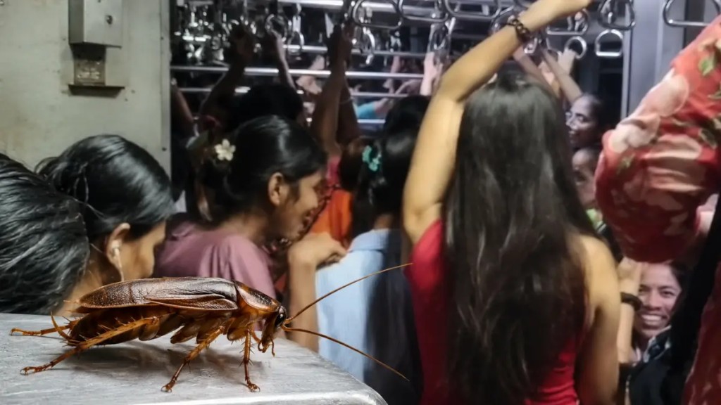 நள்ளிரவில் கூட துணிஞ்சு போற பெண்களா இவங்க..! “வீரமங்கைகள் கடைசில கரப்பான் பூச்சிக்கு பயந்துட்டாங்களே”… ஓடும் ரயிலுக்குள் ஒரே அலப்பறை.. சிரிப்பூட்டும் வீடியோ..!