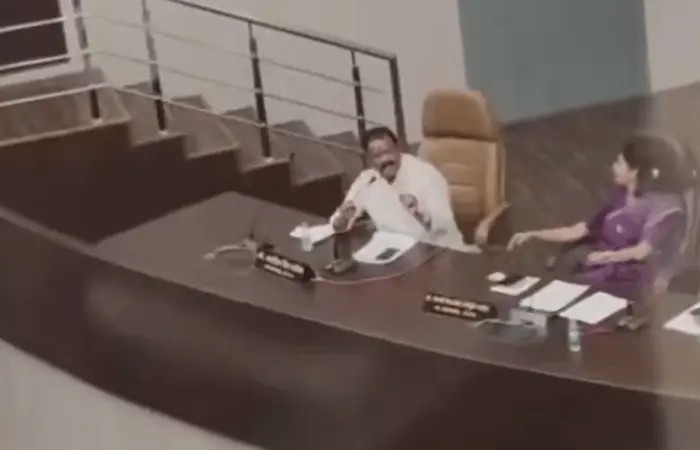ஊழல் செய்றது தப்பு இல்ல..! ஆனா கமிஷனை மட்டும் கம்மியா வாங்குங்க.. செய்தியாளர்கள் முன்னிலையில் பகிரங்கமாக சொன்ன ஆளும் கூட்டணி கட்சி தலைவர்… பரபரப்பு வீடியோ..!!