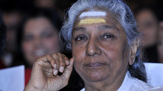 “பாடும் நிலாவே…. எங்களை தவிக்கவிட்டு எங்கே சென்றாய்?” 88 வயதில் மறைந்தார் எஸ். ஜானகி…. கர்நாடக அரசு வெளியிட்ட அறிவிப்பு….!!