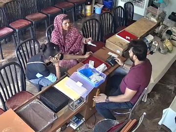 “பெத்த மகளையே கூட வச்சுகிட்டு இப்படி ஒரு காரியமா….?” நகைக்கடையில் கைவரிசை காட்டிய மர்மப் பெண்…. சேலைக்குள் சொருகி பகீர் திருட்டு…. சிக்கிய சிசிடிவி ஆதாரம்….!!!