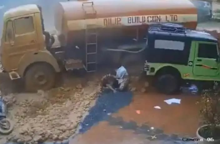 பேரழிவை ஏற்படுத்திய ரூ.2200 கோடி திட்டம்… டேங்கர் லாரியையே தூக்கி வீசிய வெள்ளம்.. மீண்டும் வயநாட்டை புரட்டிப்போட்ட நிலச்சரிவு… மண்ணுக்குள் புதைந்த கோரம்… பரபரப்பு வீடியோ..!
