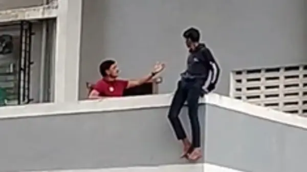 செத்தா கூட நமக்கு வீடியோ தான் முக்கியம்..! மாடியில் அமர்ந்து குதிக்க தயாரான வாலிபர்.. கையில் போனோடு வேடிக்கை பார்த்த கும்பல்… கடைசியில் நடந்த ட்விஸ்ட்..!!