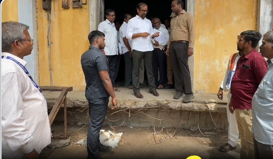 “என்னது… படியை காணோம்…!”… படிக்கட்டுகள் இல்லாத அரசு கட்டடம்… அமைச்சர் வெங்கடரமணன் நேரில் பார்த்த அவலம்..!!!!