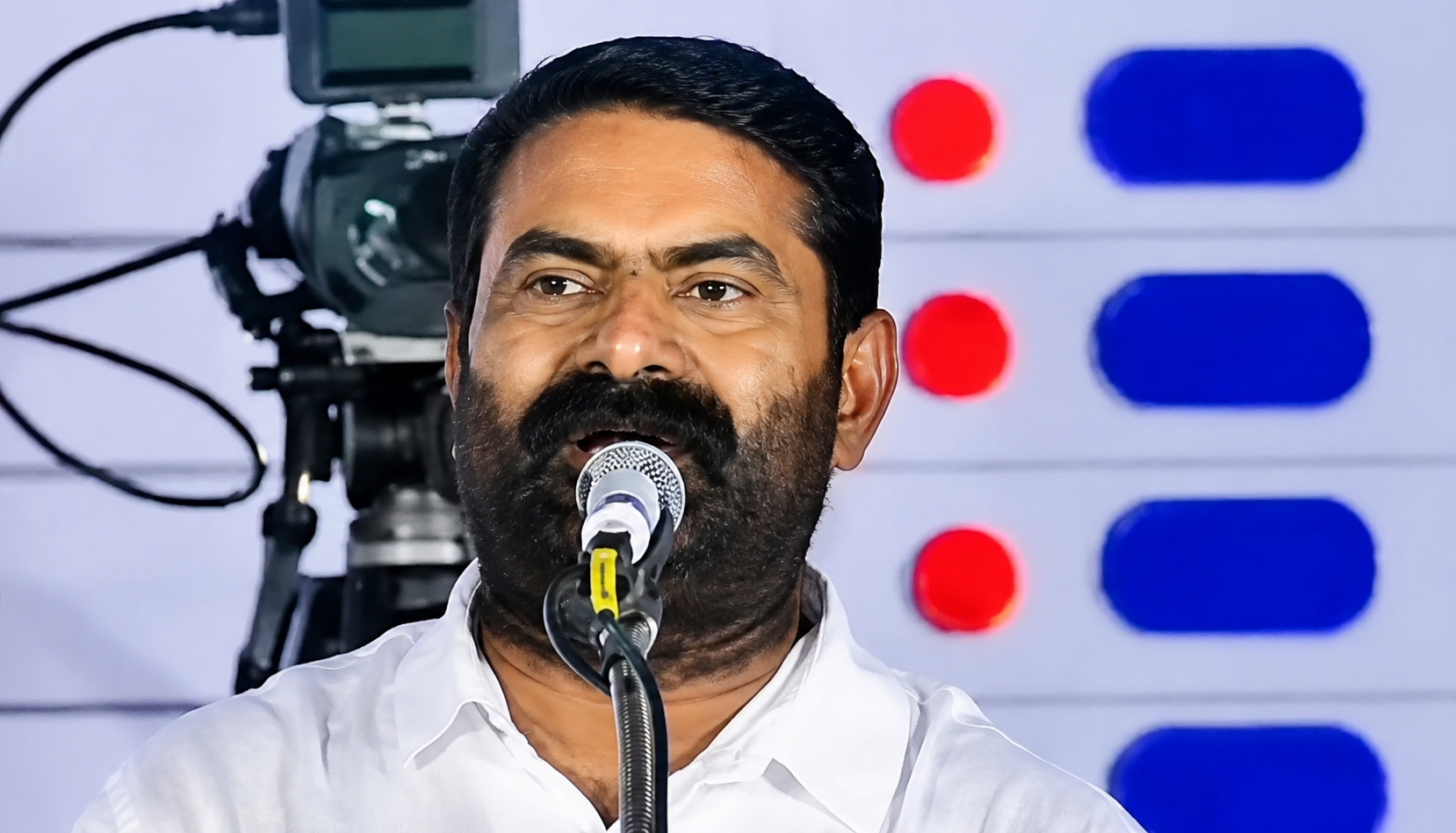 “1000 பேர் முன்னாடி நான்….” சீமான் பேசுன டயலாக் தான் KGF-ல வந்துச்சா….? இணையத்தில் தீயாய் பரவும் வீடியோ….!!