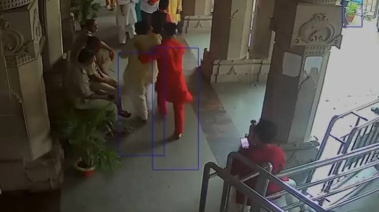 “சாமி கும்பிட வந்த இடத்தில் என்னடா இது கூத்து?”… கர்ப்பகிரகத்தில் வெடித்த பயங்கர மோதல்.. வைரல் வீடியோ..!!!