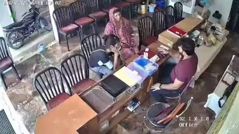 “சிறுமிக்கு முன்னாலேயே இப்படியா செய்வது?”.. நகைக் கடையில் நடந்த பகீர் சம்பவம்.. சிசிடிவியால் சிக்கிய பெண்.. வைரல் வீடியோ..!!!