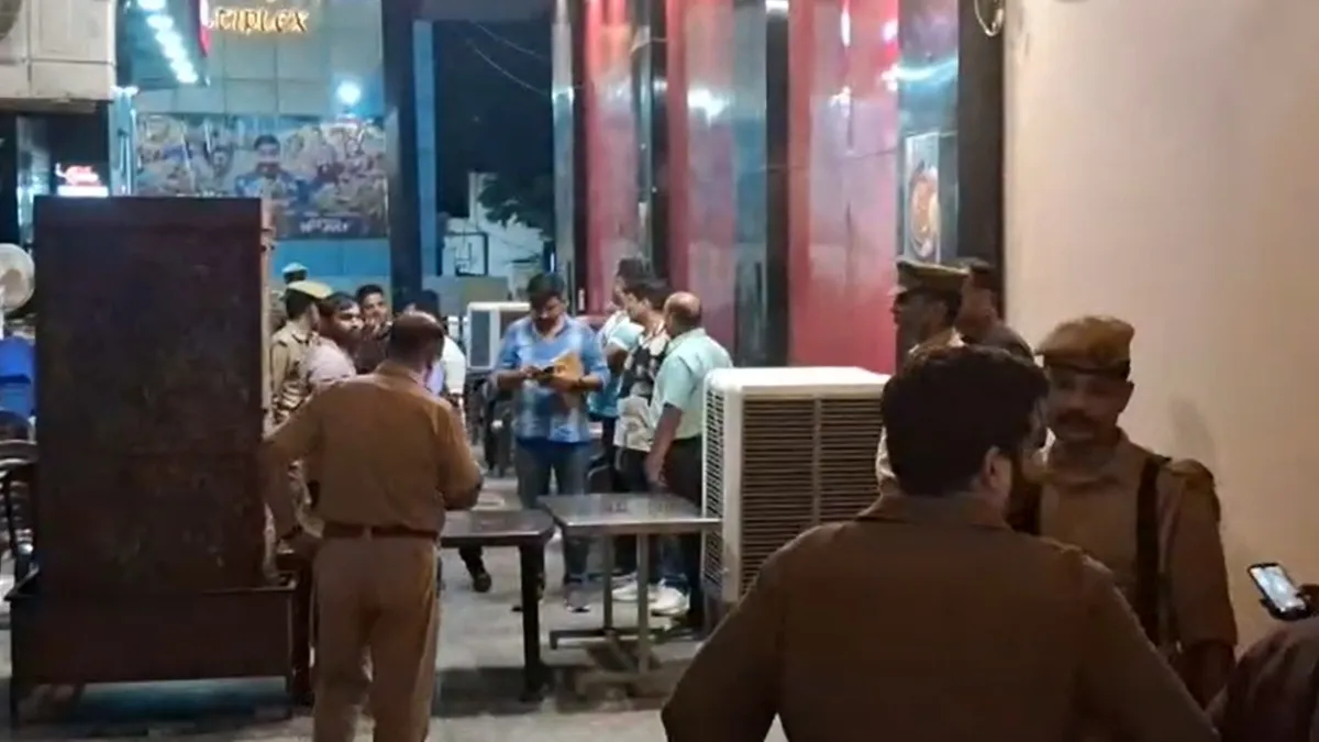 “சாப்பிட்டுக் கொண்டிருந்தபோதே இப்படி கொடூரமா?”.. நண்பர்களுடன் ஜாலியாக இருந்தவர் மீது துப்பாக்கியால் சுட்டு படுகொலை… ஷாக் சம்பவம்..!!!!