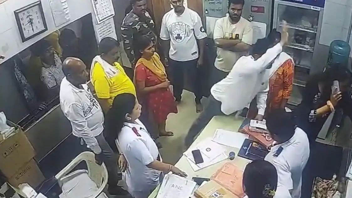 “இனிமேல் நான் வேலைக்கே போக மாட்டேன்…. எனக்குப் பயமா இருக்கு….!” மருத்துவமனையில் நடந்த கொடூர தாக்குதலால் மிரண்டுபோய் வீட்டிற்குள் முடங்கிய பெண் டாக்டர்….!!!