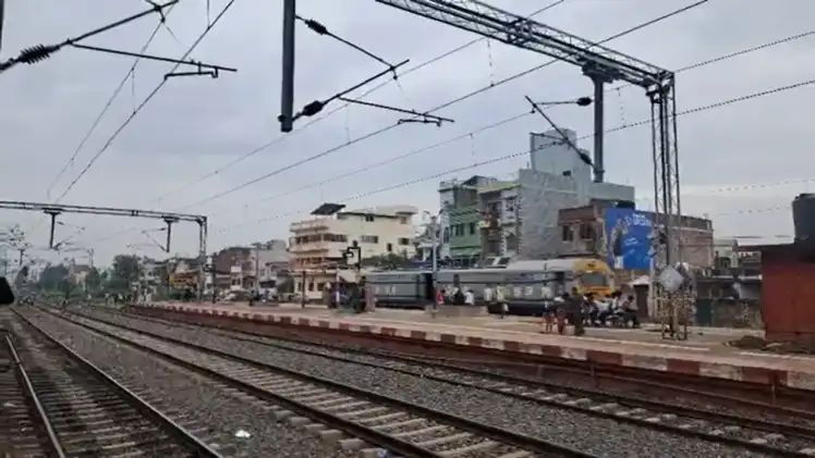 எவ்வளவு துணிச்சல்..? “ரயில்வே ஸ்டேஷனில் இப்படியா”.. 25,000 வோல்ட் மின்சார ஒயர் திருட்டு… நள்ளிரவில் நடந்த துணிகரம்… ஒட்டுமொத்தமா முடங்கிய அதிர்ச்சி…!!