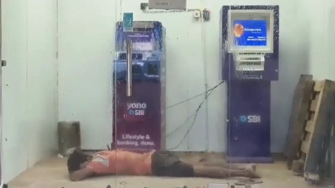 “ஏடிஎம்-ஆ? இல்ல பெட்ரூமா?” ஏடிஎம் மையத்தைப் படுக்கையறையாக மாற்றிய நபர்.‌. எஸ்பிஐ வங்கியின் அலட்சியத்தை வெட்ட வெளிச்சமாக்கிய வைரல் வீடியோ..!!”