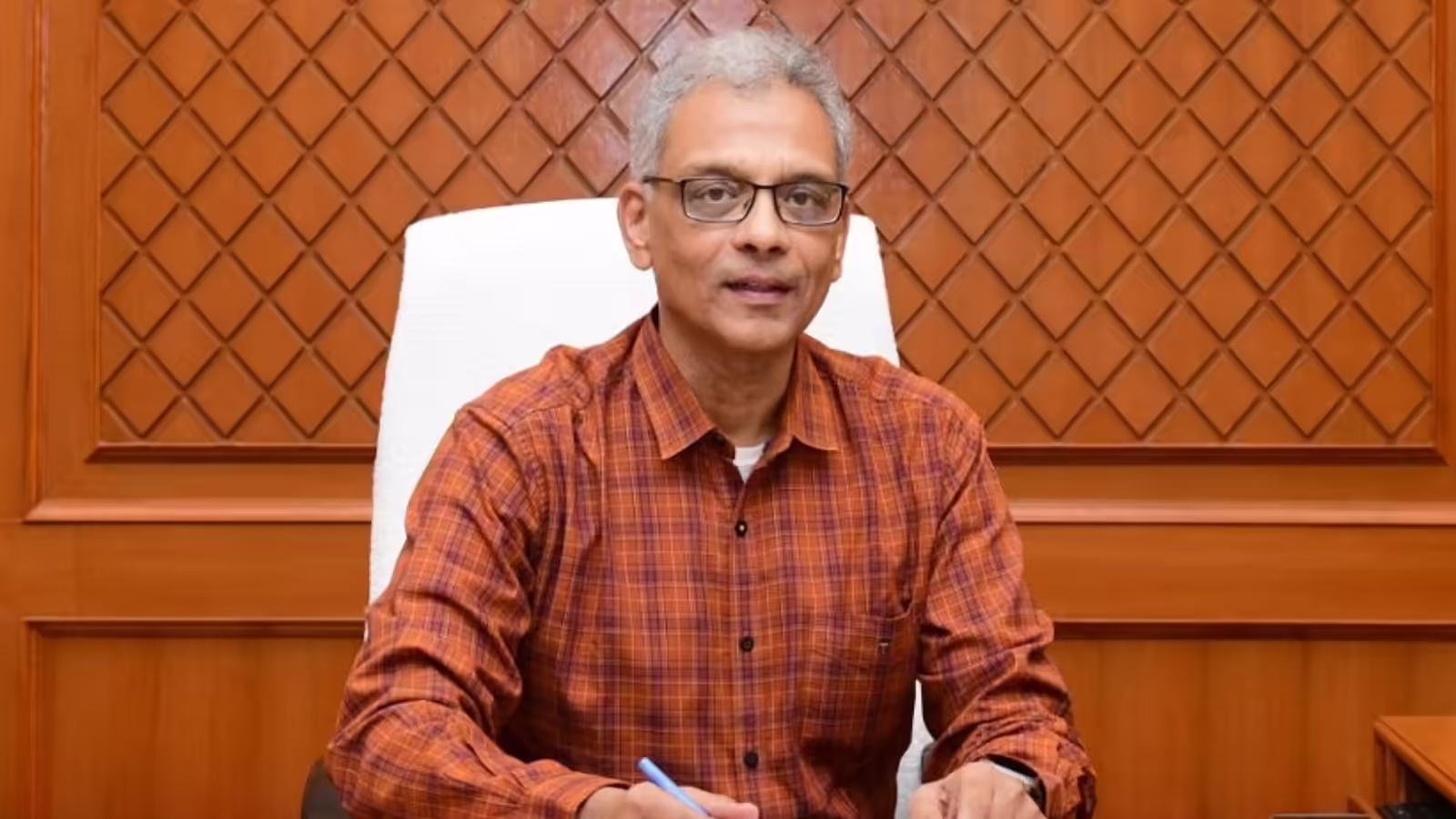 Breaking: “இனி அரசு அலுவலகங்களில் இந்த போர்டு கட்டாயம்!”.. அனைத்து துறைகளுக்கும் பறந்த அவசர உத்தரவு… தலைமைச் செயலாளர் சாய்குமார் அதிரடி..!!!