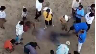 “ஸ்கூட்டரை அப்படியே போட்டுட்டு ஓடிட்டாளே!” காதலனை ஆற்றில் தள்ளிவிட்டு எஸ்கேப் ஆன காதலி.. பாலத்தில் நடந்த பரபரப்புத் தற்கொலை முயற்சி.. இணையத்தில் வைரல்..!!”