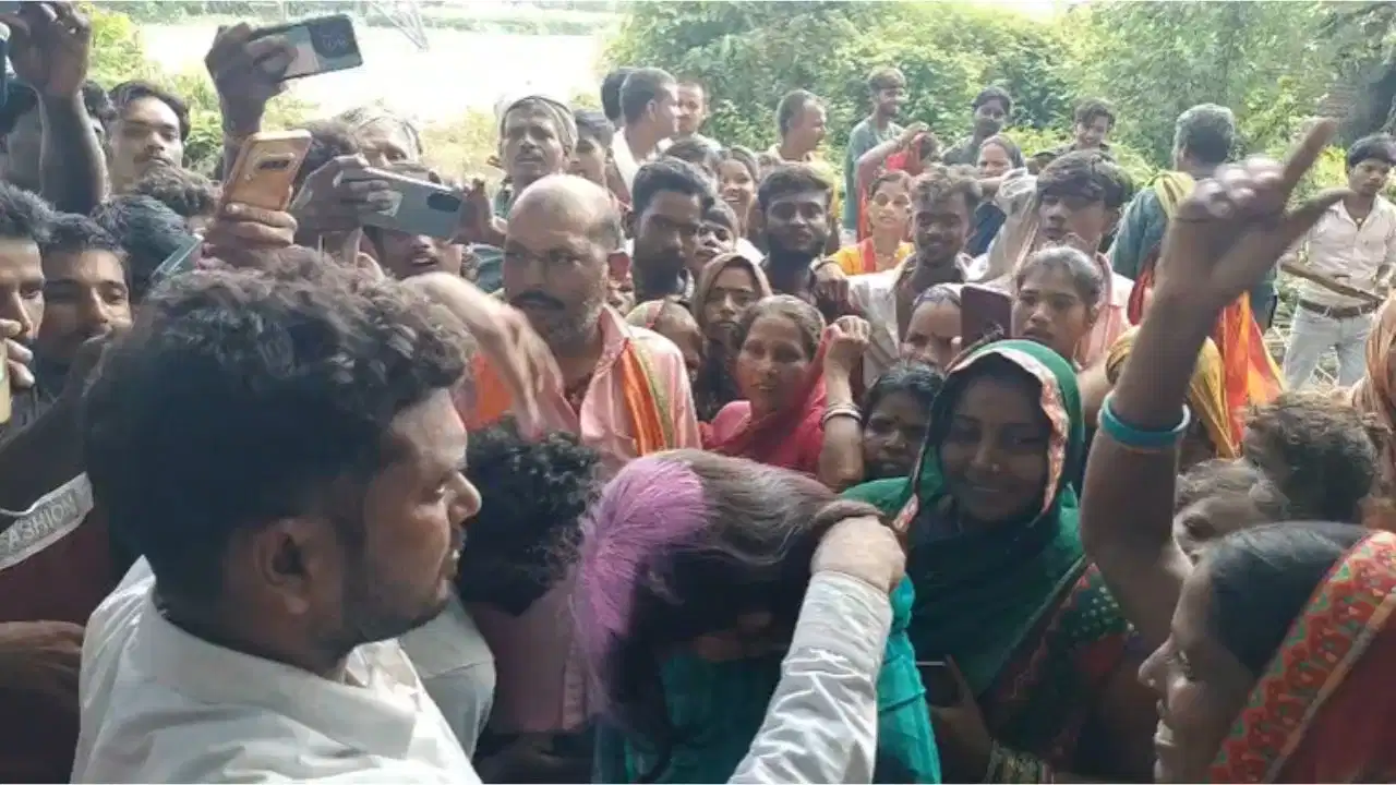 “இப்படியொரு புருஷனை பார்த்ததே இல்ல!”… கணவன் கண் முன்பே மனைவிக்கு நடந்த விநோதத் திருமணம்.. தஊருக்கு நடுவே நடந்த 8 வருடக் காதல் கதையின் கிளைமாக்ஸ்..!!