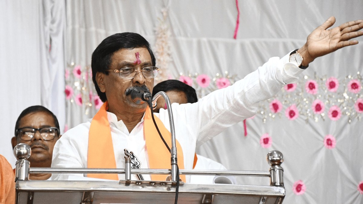 “தலைமுடியை வெட்டி, மாட்டு மூத்திரத்தை குடிக்க வைத்து….” எம்பி வீட்டுல வச்சு செய்வினை, பில்லிசூனியம்…. முழு விவரம் உள்ளே….!!