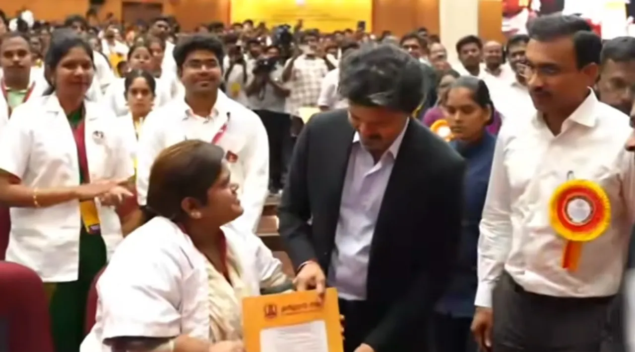 சிம்மாசனம் இறங்கி வந்த மனிதநேயம்! மாற்றுத்திறனாளி மருத்துவருக்காக மேடை இறங்கிய முதலமைச்சர் விஜய்: தமிழகத்தையே நெகிழ வைத்த உன்னதத் தருணம்..!!