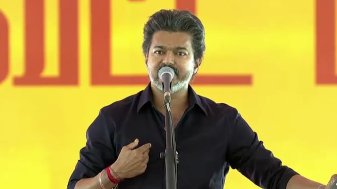 “அவனப் போய் பார்…. இவனப் பார்னு அலைக்கழிக்கல” ஒரு பைசா லஞ்சம் இல்ல…. கரூரில் கெத்து காட்டிய முதலமைச்சர் விஜய்….!!