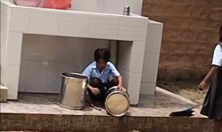 “எம்புட்டு பெரிய ஆண்டா”.. பிஞ்சு குழந்தையை பாத்திரம் கழுவ வைத்து, சிறுமி அந்த இடத்தை சுத்தம் செய்ய… இதைப் பார்த்தா பெத்தவங்க மனசு என்னா பாடுபடும்… அரசு பள்ளியில் அவலம்.. அதிர்ச்சி காணொளி..!