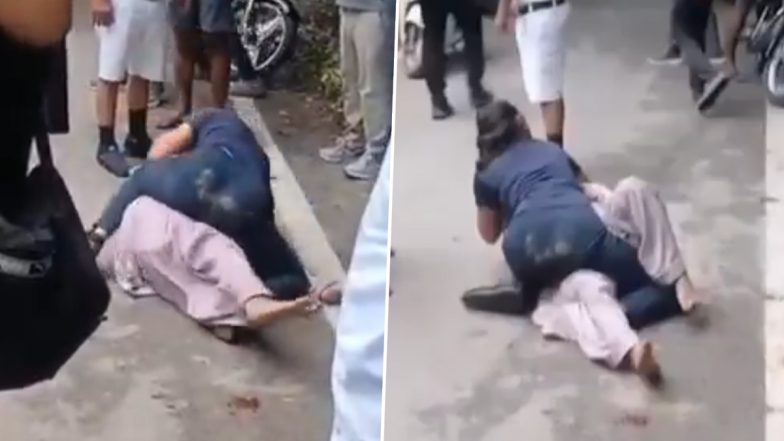 அவரு என்னோட புருஷன்..! நீ எப்படி அவன் கூட பேசலாம்… நடுரோட்டில் மல்லுக்கட்டிய மனைவி… ஒருத்தனுக்காக குடுமிபிடி சண்டை போட்ட பெண்கள்… வைரலாகும் வீடியோ..!!