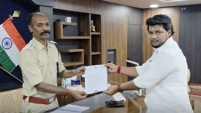 என் உயிருக்கு ஆபத்து..! பாதுகாப்பு கொடுங்க.. தவெக எம்எல்ஏ விஜய் எஸ்பி ஆபிஸில் புகார்… அரசியல் வட்டாரத்தில் புதிய பரபரப்பு..!!!
