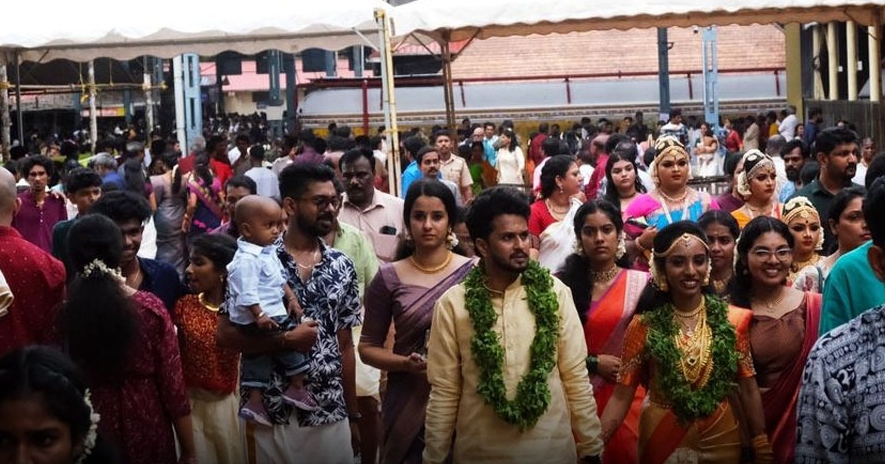 “வெறும் 7 மணி நேரத்தில் இவ்வளவு திருமணங்களா?”.. குருவாயூரப்பன் கோயிலில் அரங்கேறிய வரலாற்றுச் சாதனை… அதிரடி காட்டிய கோயில் நிர்வாகத்தின் சூப்பர் ஏற்பாடு..!!!