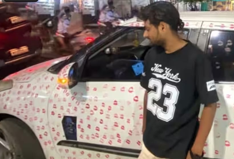 அதுக்குன்னு இப்படியா..? “காதலனின் காருக்கே 3400 முத்தம் கொடுத்த காதலி”… இணையத்தில் ட்ரெண்டான லிப்ஸ்டிக் வண்டி… போலீஸ் சும்மா விடுவாங்களா..? அடுத்து நடந்த டுவிஸ்ட்..!!