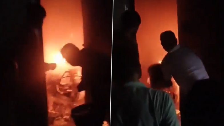 “நடு ராத்திரியில ஏதோ பட்டாசு வெடிச்ச மாதிரி இருந்துச்சு!”.. வீட்டுக்குள் வெடித்துச் சிதறிய எலக்ட்ரிக் ஸ்கூட்டர்… மிரண்டுபோன குடும்பம்.. வைரலாகும் பகீர் வீடியோ..!!!