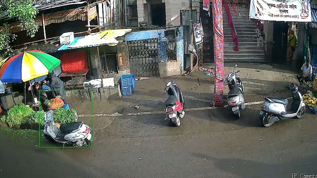 நாளைக்கு நான் வரும்போது நீ இங்க இருக்கக்கூடாது.. “வியாபாரியை மிரட்டிய ஆட்டோ டிரைவர்”… காய்கறியை பார்த்ததும் தலைக்கேறிய வெறி… நடு ரோட்டில் சரமாரி வெட்டு… பரபரப்பு வீடியோ..!!