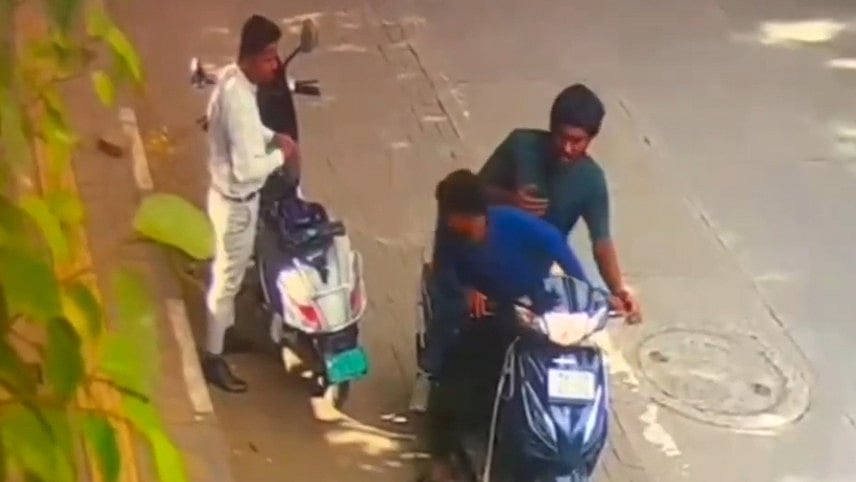 “முறைத்துப் பார்த்ததாகக் கூறி வழிப்பறி!” “ஃபோனில் பேசிக்கிட்டு இருந்தா இவ்வளவு பெரிய குத்தமா?” புனே கொள்ளையர்களைத் தூக்கிய போலீஸ்… 87 சிசிடிவி கேமராக்கள் காட்டிய பகீர் உண்மை…!!”