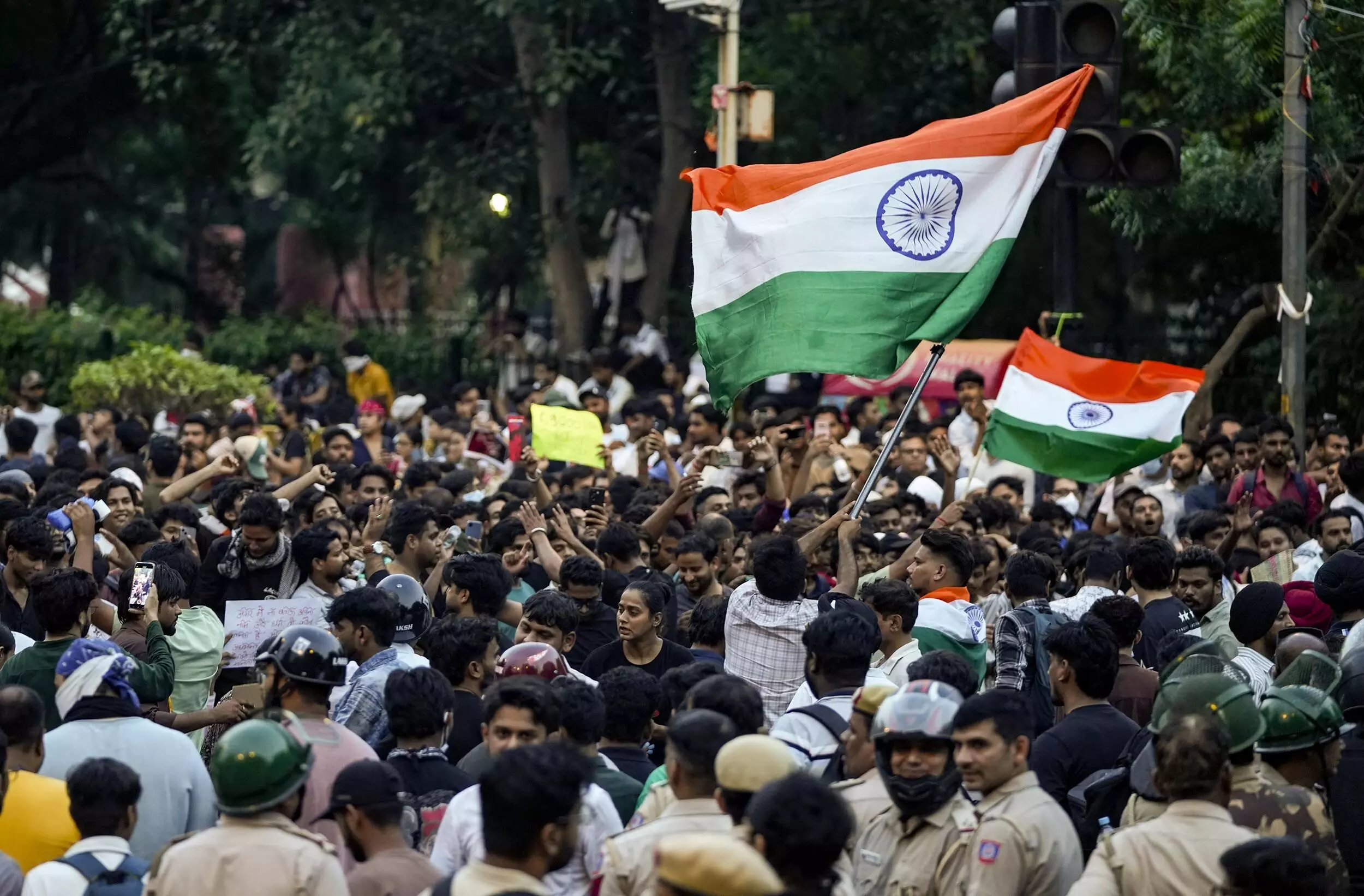 “பணமோ, பிரச்சாரமோ தேவையில்லை!” பாரம்பரியக் கட்சிகளுக்கு உலை வைத்த இன்ஸ்டா தலைமுறை… விஜய்யின் வெற்றயும் ஜந்தர் மந்தர் போராட்டமும் உணர்த்தும் மாபெரும் பாடம்…!!”