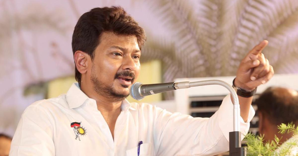 ​”பாட்டு பாடுனா நான் எப்படி பாட முடியும்?” கேள்விக்கு பதிலளிக்காத அரசை விளாசிய எதிர்க்கட்சித் தலைவர்…. அதிரும் அரசியல் களம்….!!