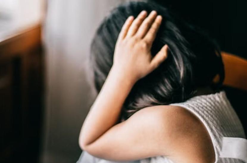ஸ்கூலில் கூட பாதுகாப்பில்லையா..? 11 வயது மாணவின்னு கூட பாக்கலையே… 52 வயது ஹெட் மாஸ்டர் செய்த அசிங்கம்… சிறுமியை பலாத்காரம் செய்ததால் பெற்றோர் பேரதிர்ச்சி..!
