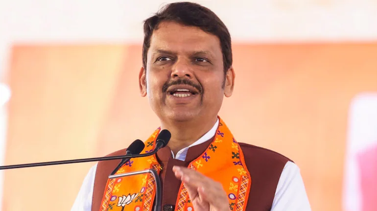 மராத்தி தெரியலன்னா உடனே ஆட்டோ, டாக்சி ஓட்ட முடியாதா..? ஓட்டுநர்களுக்கு இப்போ ஒரு வருஷம் டைம் கொடுத்தாச்சு….முதல்வர் பட்னாவிஸ் எடுத்த அதிரடி முடிவு…. “நிம்மதியா கத்துக்கோங்க”ன்னு கிடைத்த  நிம்மதி…!!!