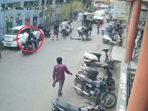 ஒரே நொடி… சாலையில் சொட்டுச் சொட்டாய் சிந்திய ரத்தம்! 4 நாள் போராட்டத்திற்கு பின் பரிதாபமாக பிரிந்த உயிர்! சூரத்தை உலுக்கிய கொடூரம்..!!