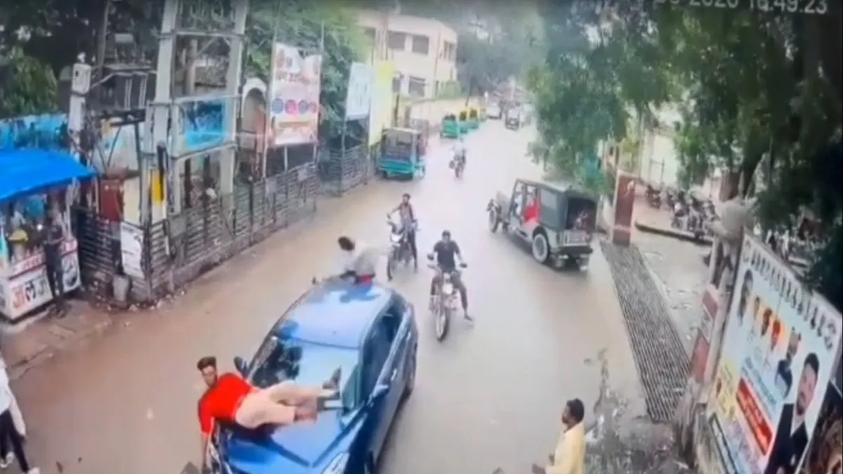 “ஒரு செகண்ட் தான் கண்ட்ரோல் பண்ண முடியல!”… அதிவேகத்தால் உருகுலைந்த பைக்… சிசிடிவியில் பதிவான பதைபதைக்க வைக்கும் வீடியோ..!!
