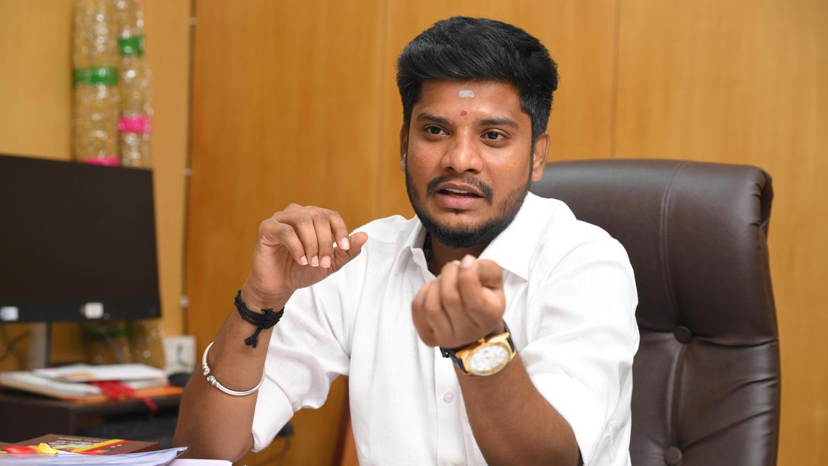 “2 மாத சம்பளத்தை தூக்கிப் போட்ட அமைச்சர்!” – கையில் இருக்கும் அந்த 45,000 ரூபாய் பொருள் பின்னாடி இருக்கும் சீக்ரெட்… தவெக அமைச்சர் ரமேஷின் சொகுசு சாதனத்தால் கிளம்பிய சர்ச்சை…!!”