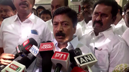 “ஜெயிச்சா அவருக்கு பெருமை…. தோத்தா நாங்க காரணமா?” சி.வி.சண்முகம் அதிரடி கேள்வி…. அதிமுகவில் வெடித்த மாபெரும் புயல்….!!