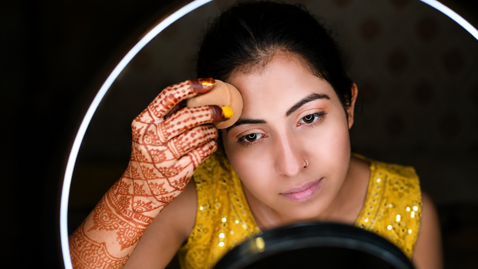 முகத்தில் ஃபவுண்டேஷன் பேட்ச் பேட்சாக தெரிகிறதா…? மேக்கப் போடும்போது செய்யும் இந்த 4 தவறுகள்தான் காரணமா…? இனி ஃபவுண்டேஷன் இப்படி போடாதீங்க…!