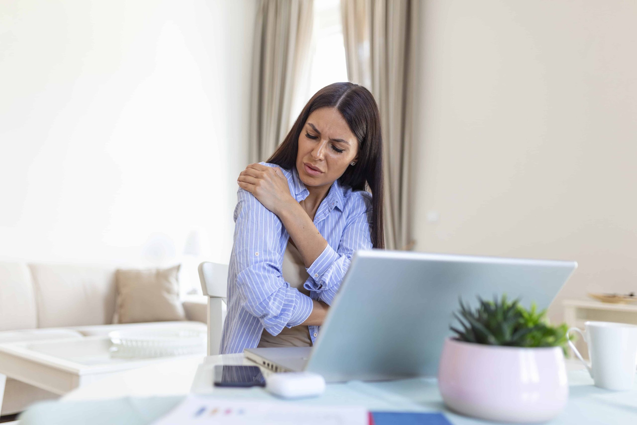 “பெண்களே உஷார்!… இந்தத் தப்பு செஞ்சா முதுகு ஒடிஞ்சிடும்!” ஆபத்தான அலுவலக வேலையும், வீட்டின் மறைமுக உண்மைகளும்…!!”