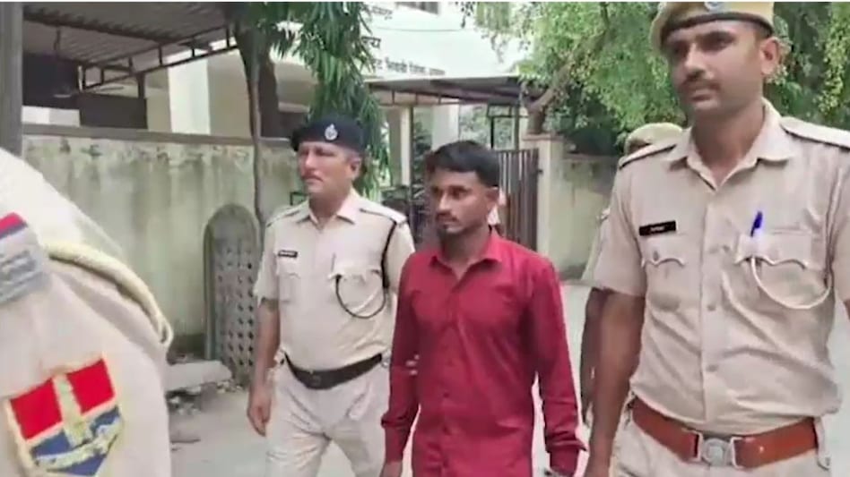 “நீயெல்லாம் மனுஷனே இல்லைடா….!” 6 மாநிலங்கள்…. 250 சிசிடிவி கேமராக்கள்…. காதலியைத் தலையில் கல்லைப் போட்டுக் கொன்றுவிட்டு தப்பிய கொலையாளி…. நெஞ்சம் பதறித் துடித்த பெற்றோர்….!!
