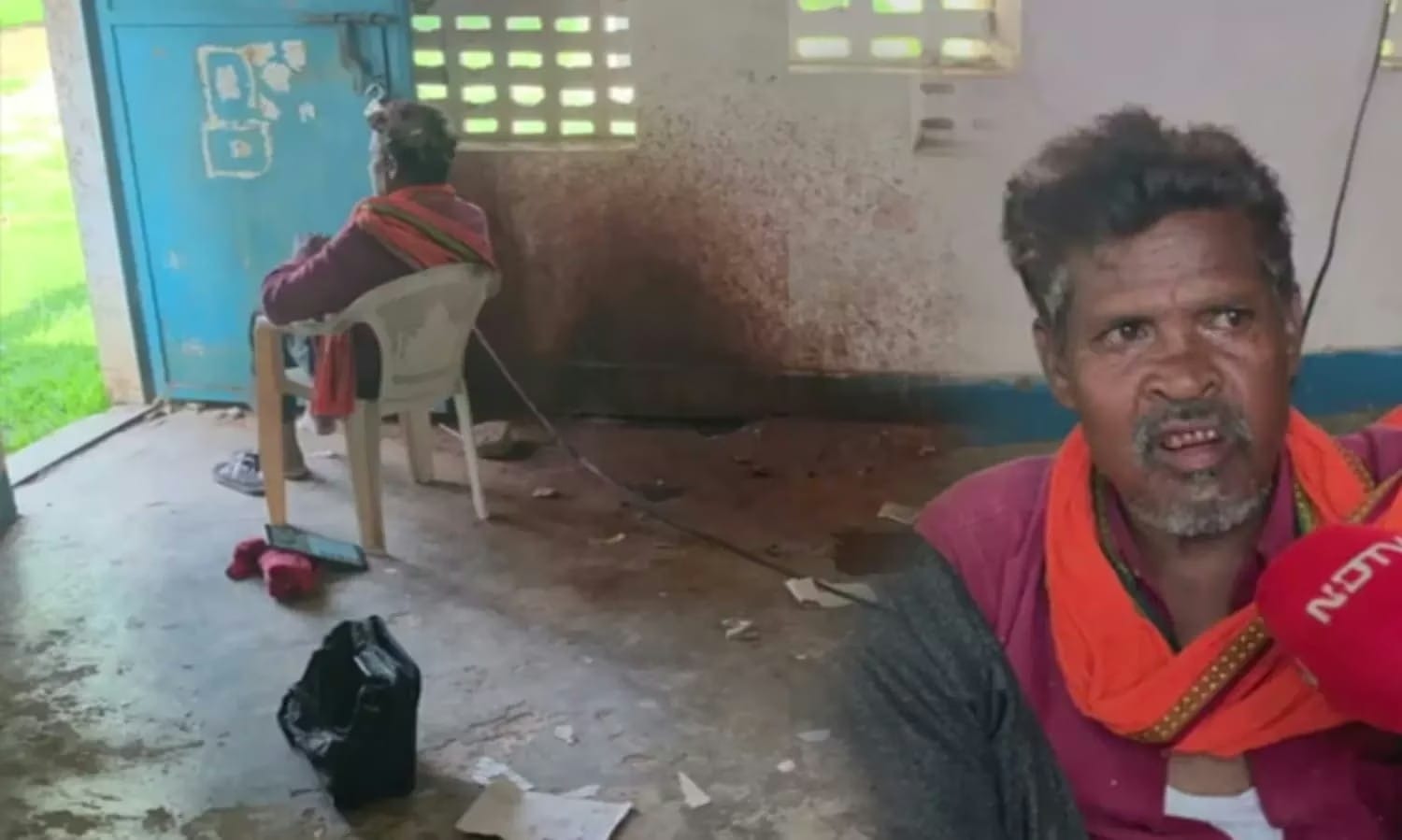 வகுப்பறையில் குட்கா கறைகள்…! பள்ளியில் மலம் கழித்துவிட்டு மாணவர்களை அள்ள சொன்ன ஹெட் மாஸ்டர்… டெய்லி சரக்கடிச்சிட்டு தான் ஸ்கூலுக்கே வருவாரு… கதறும் பெற்றோர்…!!