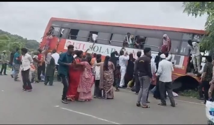 நெஞ்சே பதறுது..! ஒரே நொடியில் ஊசலாடிய 59 உயிர்கள்… ஜஸ்ட் மிஸ்ஸி தப்பித்த அதிசயம்… மலை உச்சியில் விழுற‌ மாதிரி சுவரில் மோதி நின்றதால் அலறி துடித்த பயணிகள்… பரபரப்பு வீடியோ..!