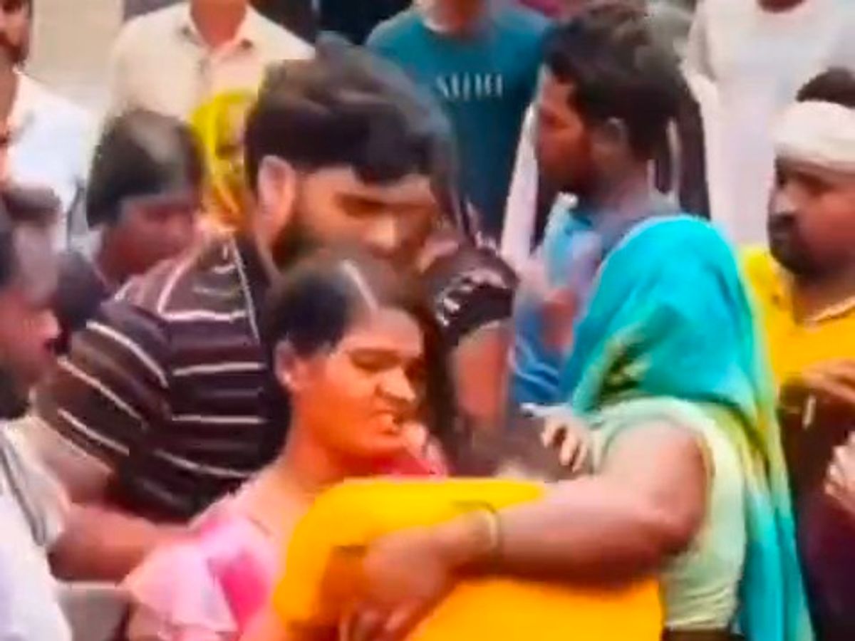 “என்னை விட்டுவிடாதடா….!”  காதலனைக் கட்டியணைத்து கதறிய பெண்…. நடுரோட்டில் நடந்த சினிமா டைப் லவ் டிராமா…. குடும்பத்தினரின் அதிரடி இழுபறியால் பரபரப்பு…. வைரல் வீடியோ….!!