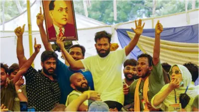 “பெண்கள் என்ன அணியணும்னு சொல்றதை எப்போ நிறுத்த போறீங்க….?” இந்தியா ஆடைகளைப் பற்றி விவாதிக்கிறது…. சீனா ரோபோக்களை உருவாக்குகிறது…. வைரலாகும் அபிஜீத் திப்கேயின் பதிவு….!!!