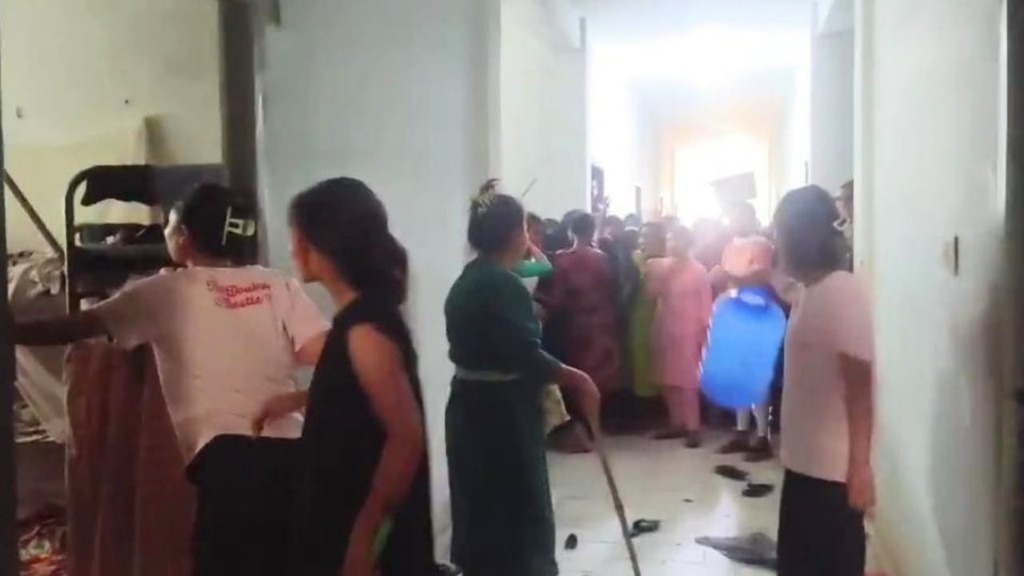 செல்போன்… வடக்கு தெற்கு என இரண்டாகப் பிரிந்து நள்ளிரவில் மல்லுக்கட்டிய மாணவர்கள்… நைட்டோட நைட்டாக சிஎம் போட்ட அதிரடி உத்தரவு… மொத்த ஹாஸ்டலும் போலீஸ் கன்ட்ரோலில்… மணிப்பூர் வரை சென்ற விவகாரம்..!