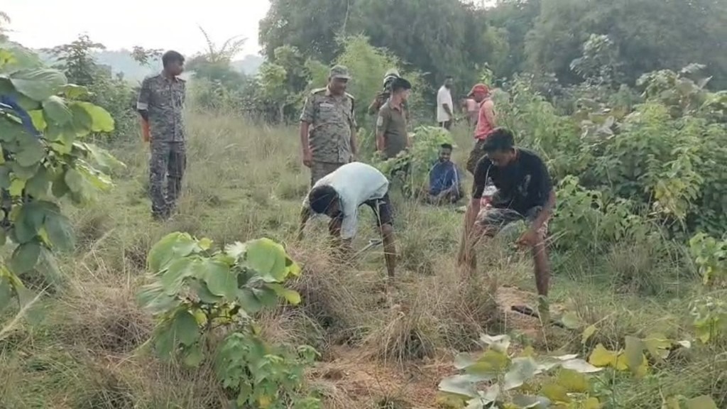 “கால்பந்து மைதானத்திற்கு அருகே புதைக்கப்பட்ட ரகசியம்”… தோண்ட தோண்ட பிணங்கள்… செல்போன் திருட்டு விவகாரத்தில் நடந்த பயங்கரம்… 2 வாலிபர்கள் சேர்ந்து 2 பேரை.. பகீர்..!!