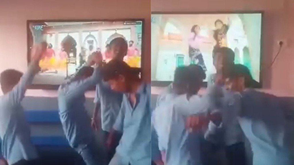 “அடக்கொடுமையே”..! ஸ்மார்ட் டிவி படிக்கிறதுக்கா இல்ல குத்தாட்டம் போடுறதுக்கா… சினிமா பாடலுக்கு பள்ளி வகுப்பறையில் ஆட்டம் போட்ட அரசு பள்ளி மாணவர்கள்… ஆமா இந்த நேரத்துல டீச்சர் எங்க போனாங்க..?